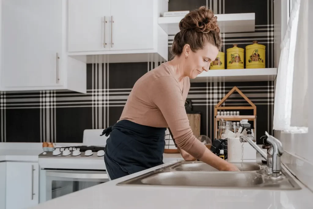 kitchen-dish-fixture-spashback-clean